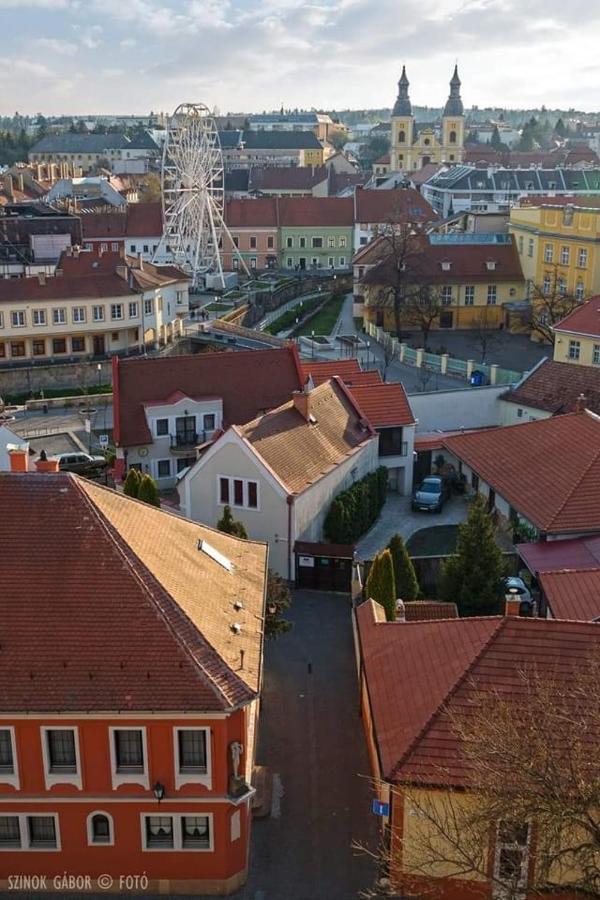 Capri Apartman Eger Exterior foto